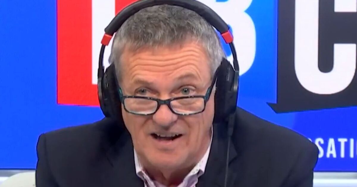 Matthew Wright verliest het bij LBC Radio-beller terwijl hij woedend is en roept: 'Ga naar buiten'