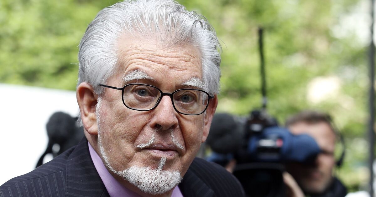 Rolf Harris tuvo una siniestra salida secreta de la mansión Thameside después de que se expusieran sus crímenes