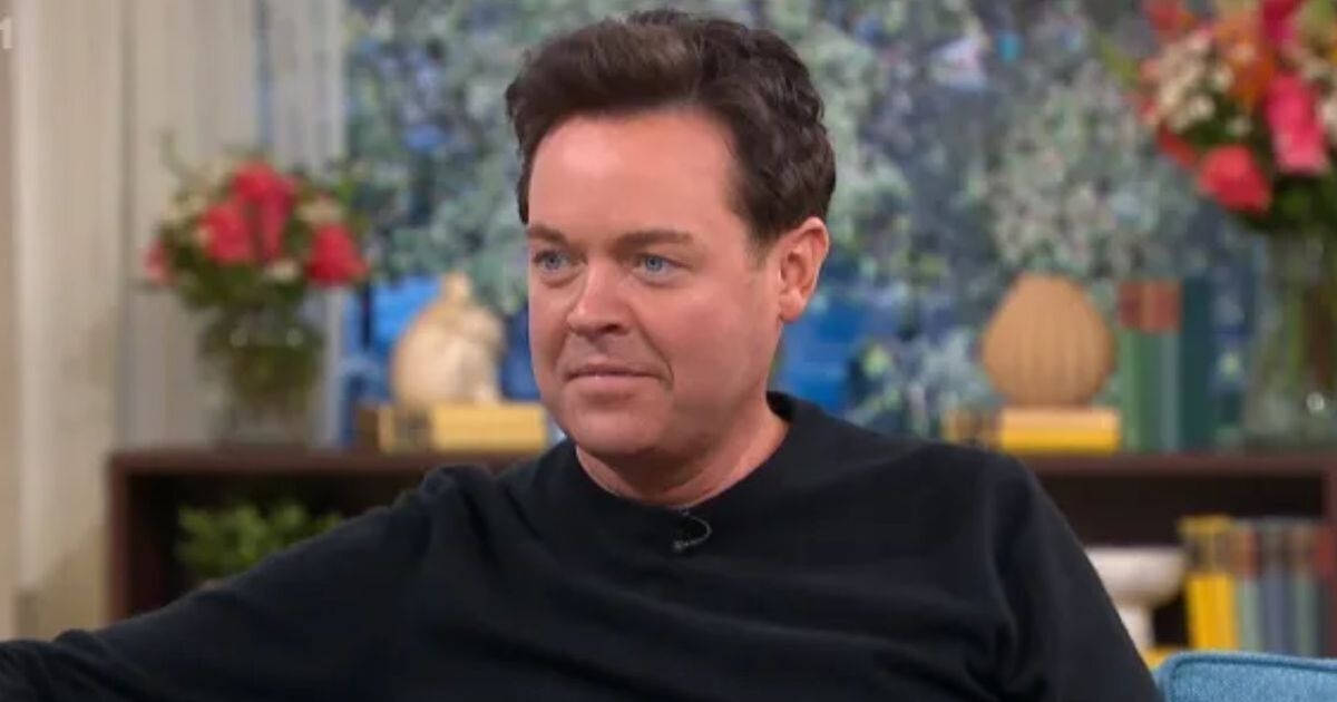 Stephen Mulhern chora ao fazer sua primeira aparição na TV desde a morte do pai