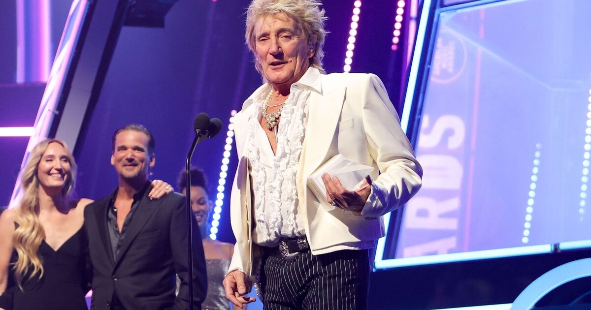 Sir Rod Stewart gibt eine sechs Worte umfassende Erklärung zum Glastonbury ab, nachdem er Farage unterstützt hat