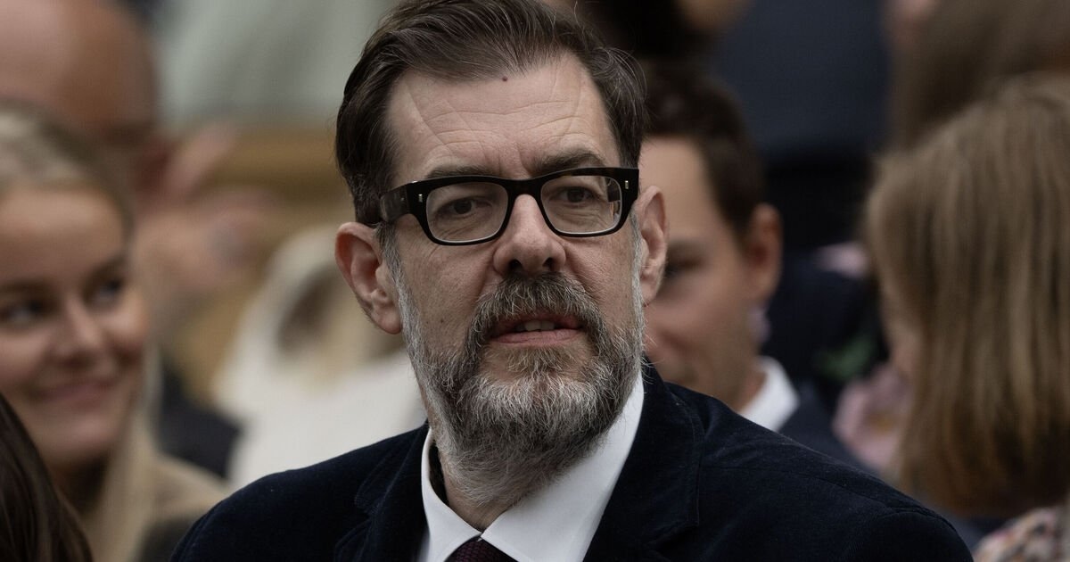 Richard Osman critica a su famoso hermano y le dice: "Pero lo amo".