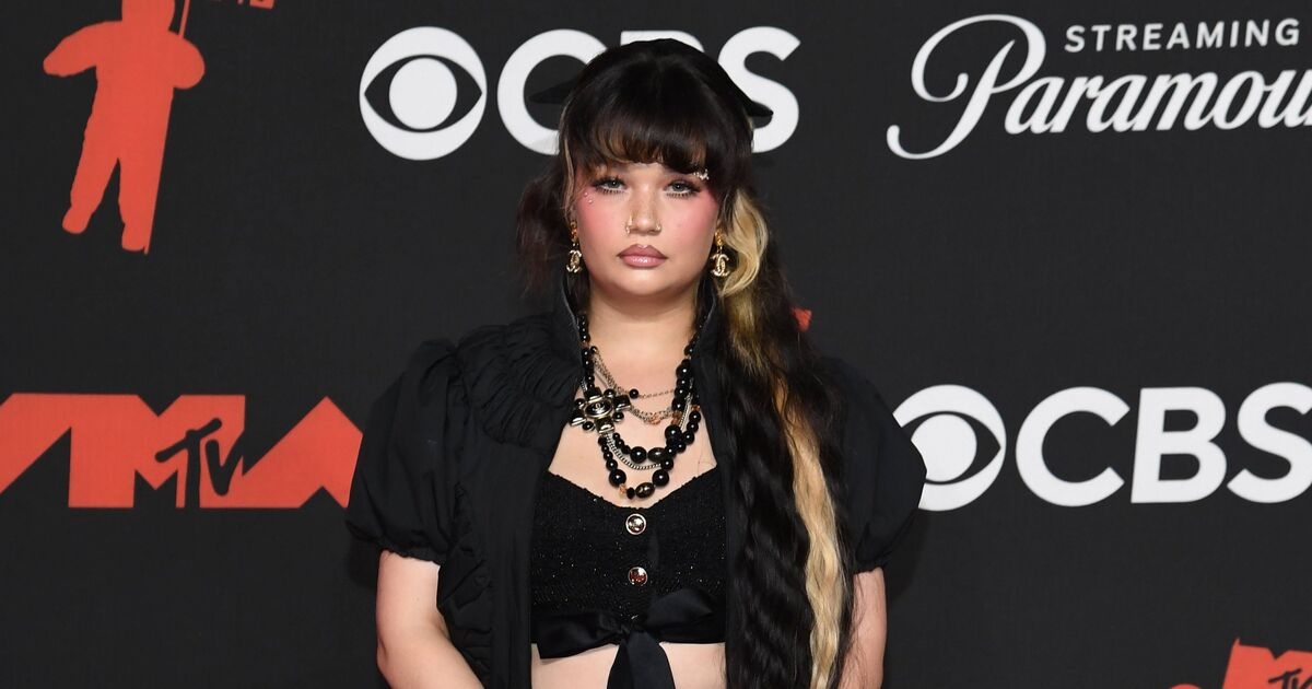 Lola Young, akıl sağlığıyla ilgili konser iptalinin ardından festivalde bayıldı