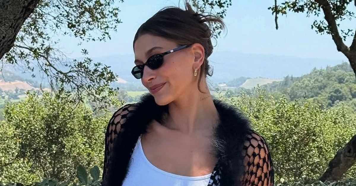 Então *esta* é a roupa mais fofa para degustação de vinhos em Napa Valley, de acordo com Hailey Bieber