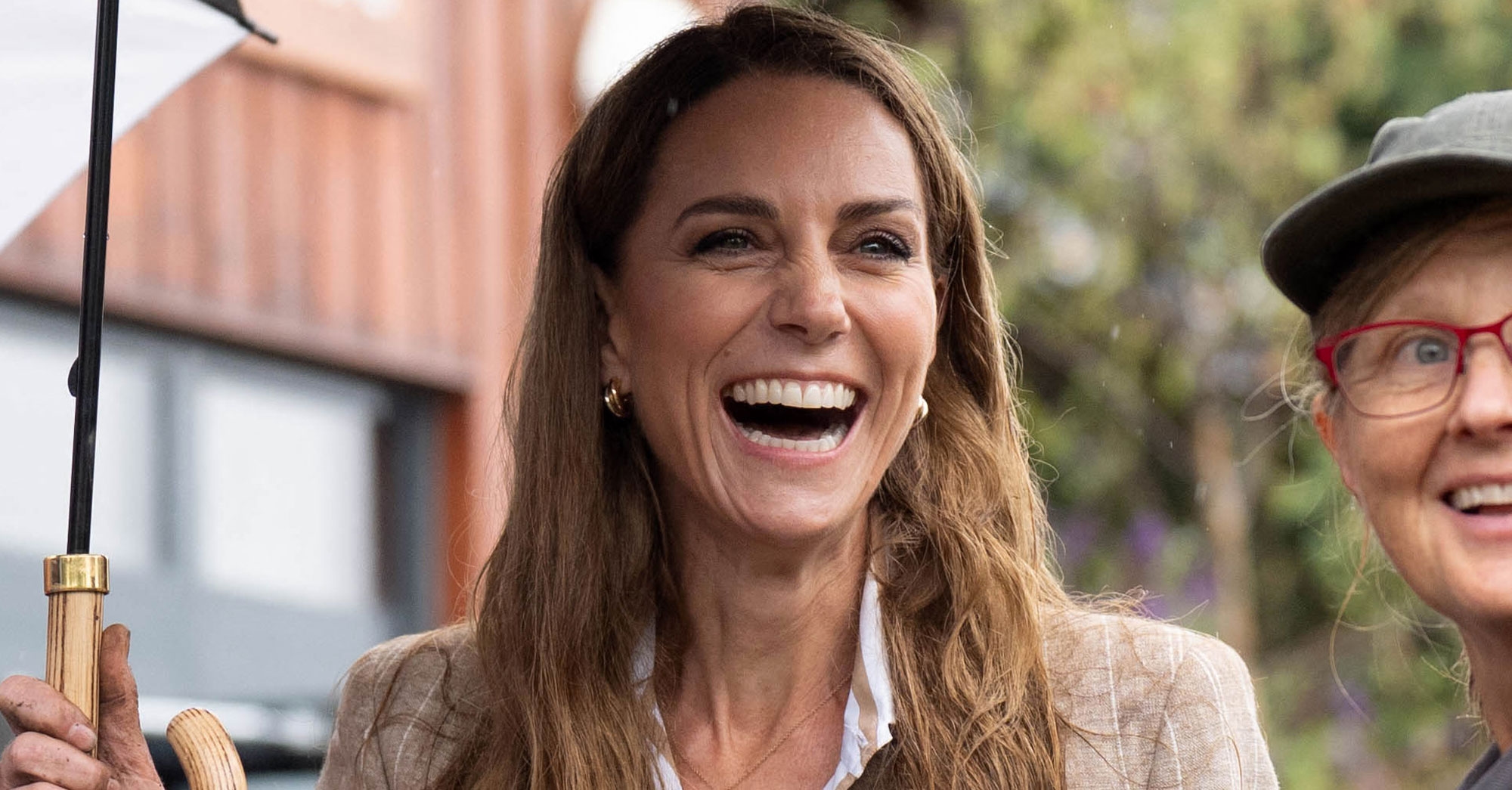 Kate Middleton ha appena abbandonato i suoi caratteristici pantaloni a gamba larga per questi pantaloni anti-tendenza