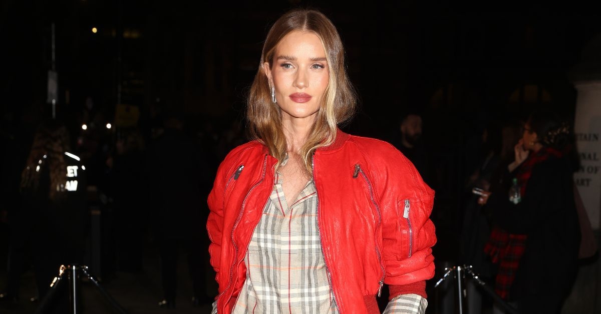 Rosie Huntington-Whiteley trug gerade den anmutigen Hosentrend, von dem die Pariser wissen, dass er in dieser Saison groß rauskommen wird