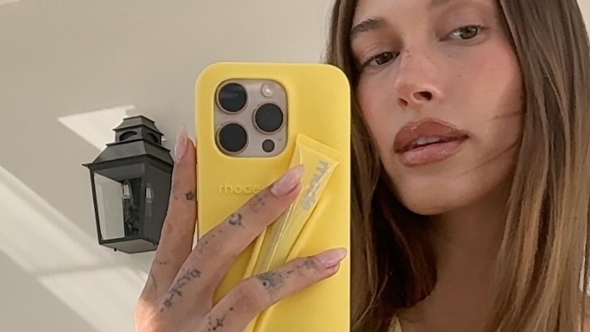 Hailey Bieber afferma che il giallo burro è "out of done": ecco il colore di tendenza che sta invece sostenendo