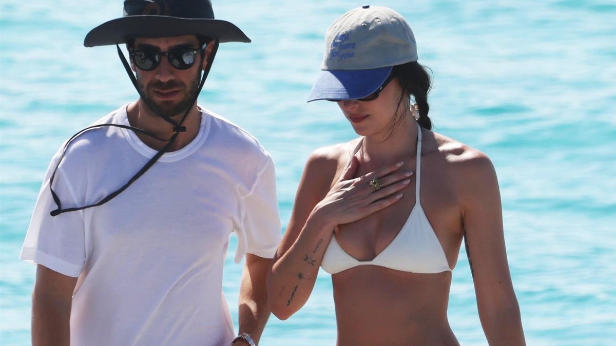 Zmęczenie klapkami? Ludzie mody na Ibizie noszą bikini i spódnice zamiast tego trendu płaskich butów