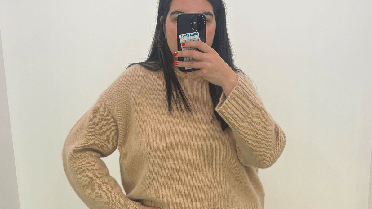 Acabei de economizar US$ 1.200 comprando este suéter viral da COS em vez do de sua referência de designer
