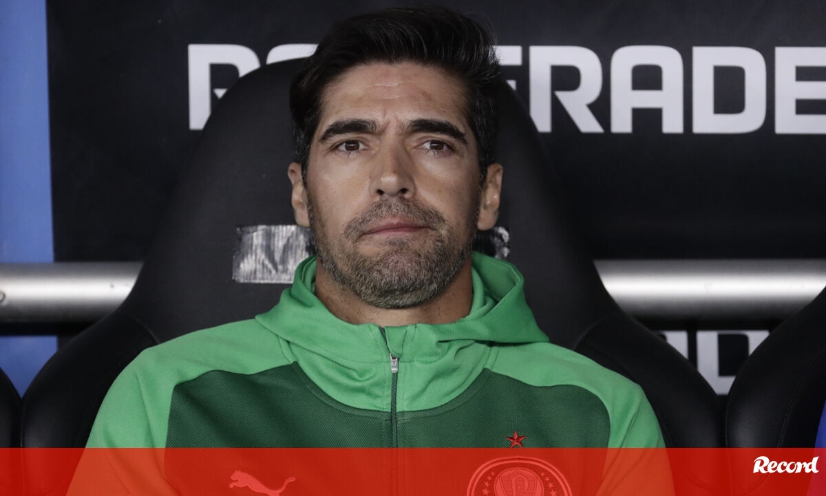 <![CDATA[ Filha 'desvia' Abel Ferreira de conferência de imprensa do Palmeiras ]]>