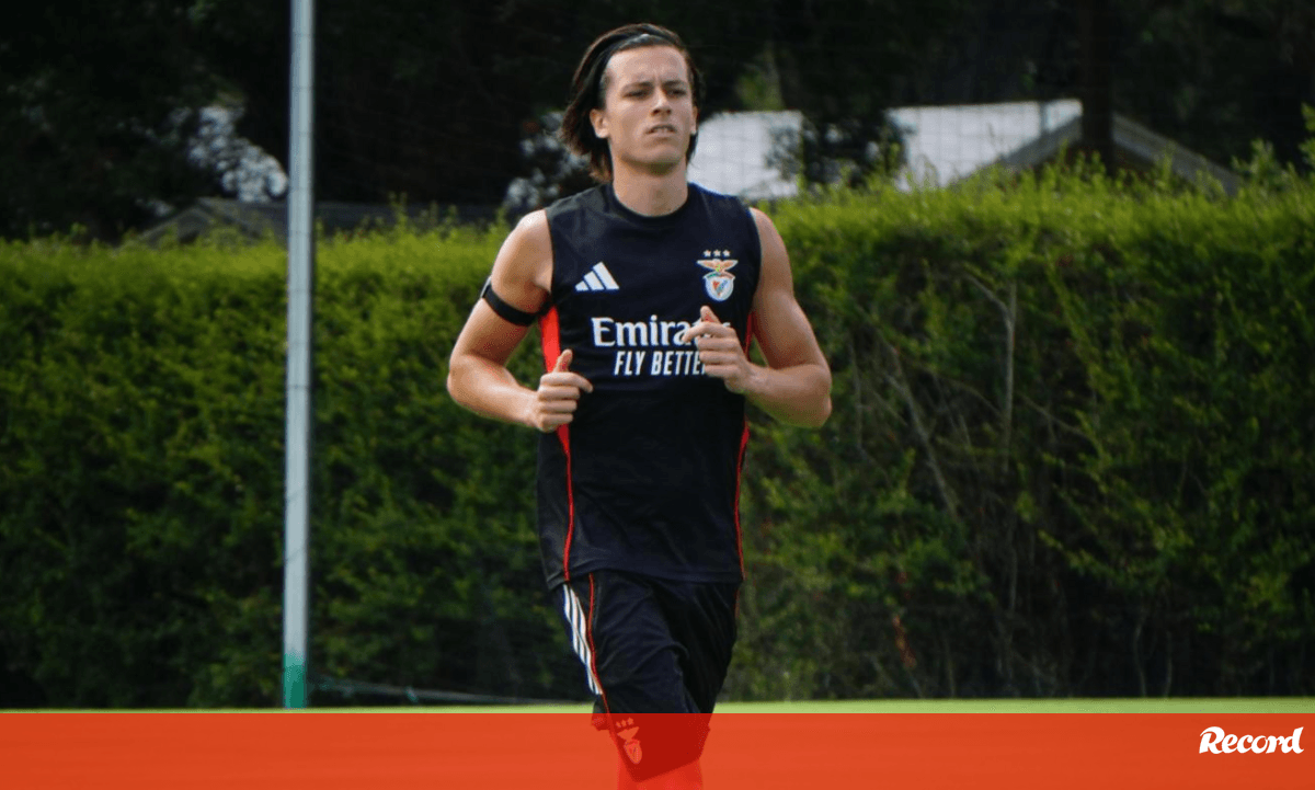 <![CDATA[ Carreras risca dias no calendário: lateral aguarda pelo Real e espera não voltar ao Benfica ]]>