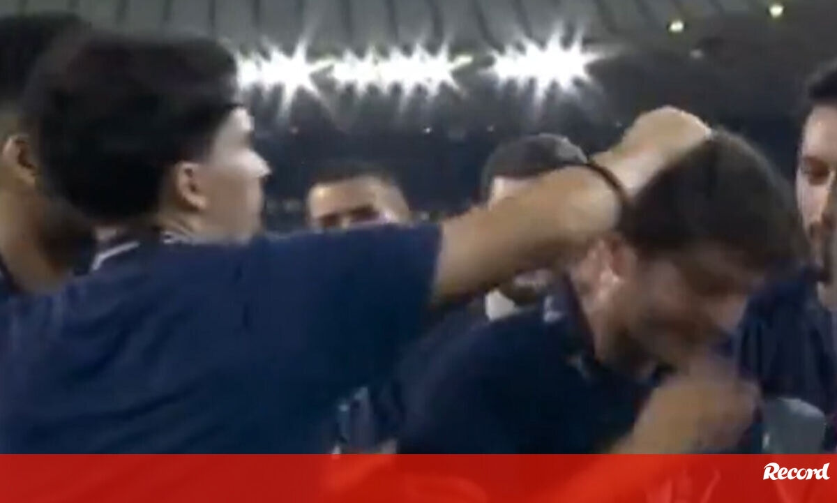<![CDATA[ Vitinha e Gonçalo Ramos puxam o cabelo a João Neves para incentivá-lo... a levantar a Supertaça ]]>