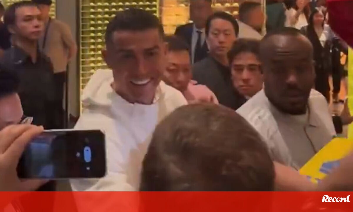 <![CDATA[ «O amigo do Ronaldo»: João Baião até tirou fotos com fãs de CR7 por causa do vídeo em Hong Kong ]]>