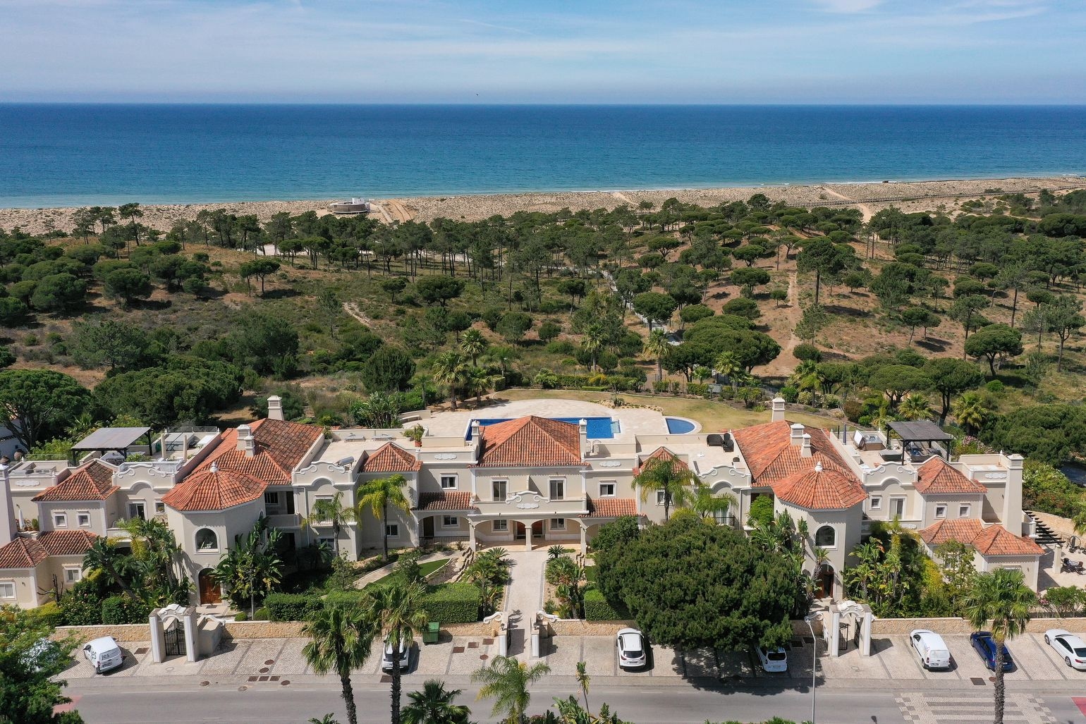 Propriedade da semana: Apartamento duplex de dois quartos com vista para o mar perto da praia do Ancão