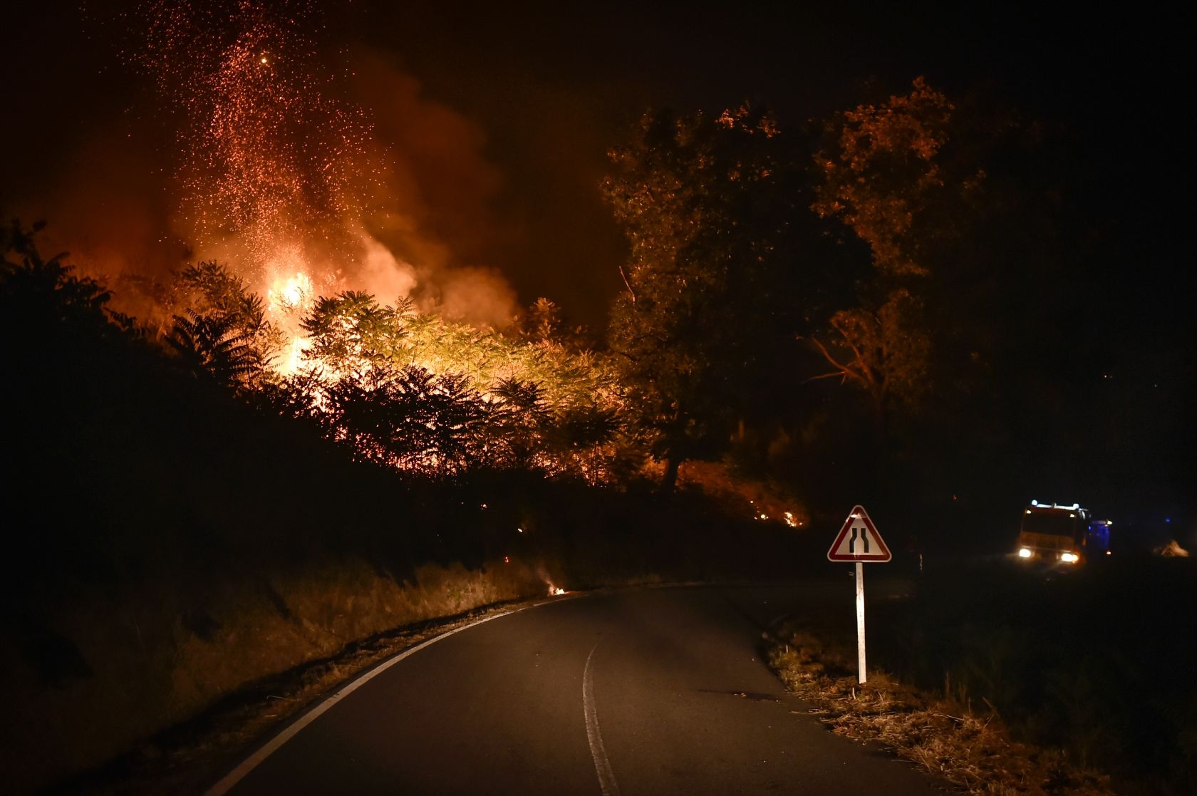Conductor de excavadora muere combatiendo incendios