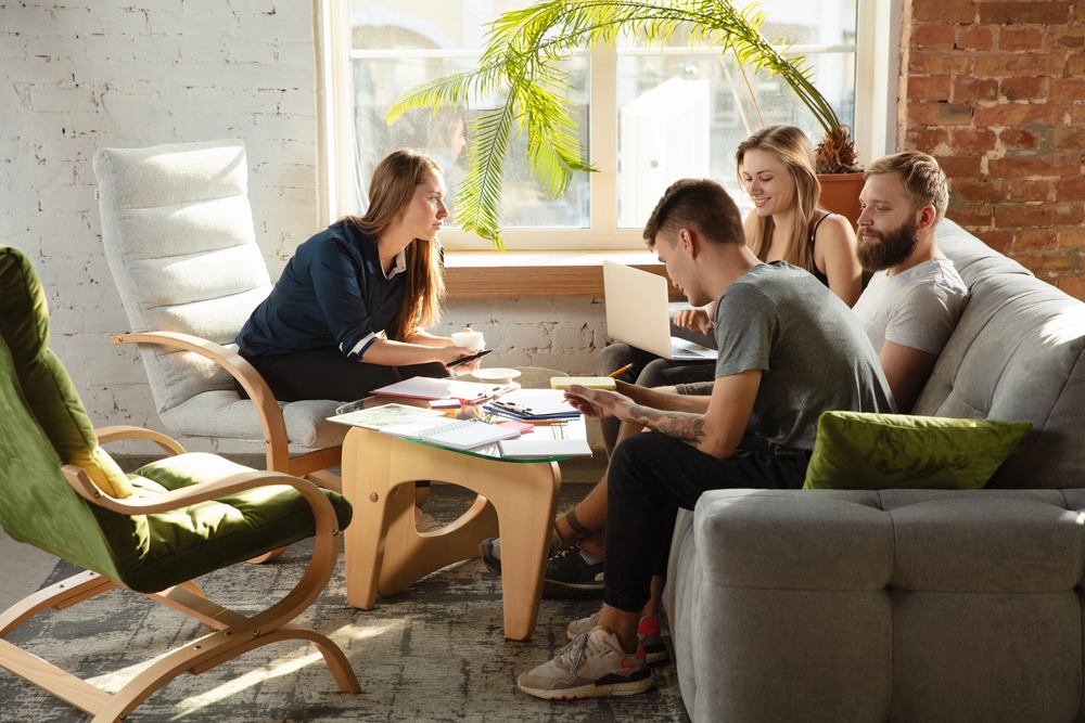 Jóvenes europeos huyen de la convivencia: el 52% quiere vivienda propia
