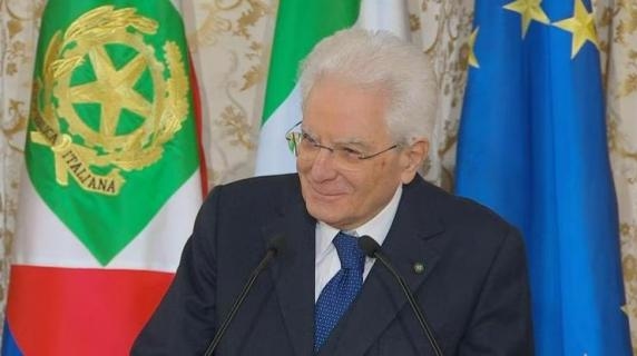 Mattarella reikt medailles uit voor heldendom en toewijding. Live