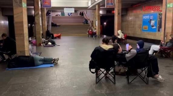 Mísseis russos em Kiev: moradores se refugiam no metrô
