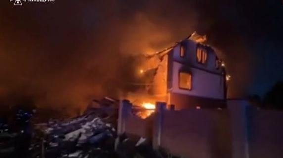 Attaques russes dans la région de Kiev : bâtiments en feu et victimes