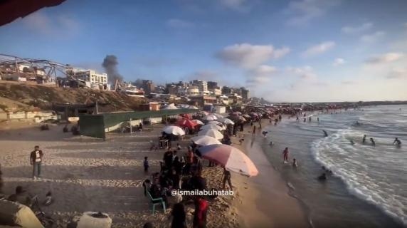 À Gaza, des gens sur la plage alors que la fumée s'élève au-dessus de la ville : vidéo sur les réseaux sociaux