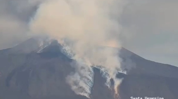 Parte da cratera do Etna desaba após erupção violentaVídeo ao vivo