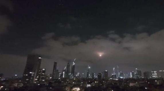 Tel Aviv's night between air raid sirens, intercepted missiles and explosions