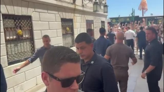 Bezos ve Sanchez Harry's Bar'a akın etti