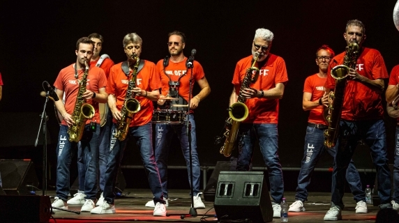 Funk Off, Casa del Jazz'da funky ritimler ve koreografi eşliğinde Toskana bando takımının canlı performansı