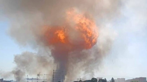 The fire is still ongoing, rescuers in action: live video