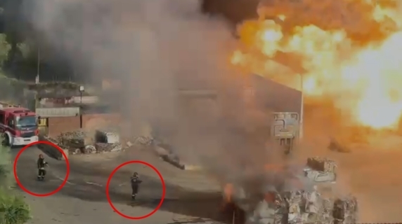 Firefighters a few steps away from the fire, then the violent explosion