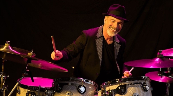 Chicago'nun davulcusu ve kurucu ortağı Danny Seraphine geliyor