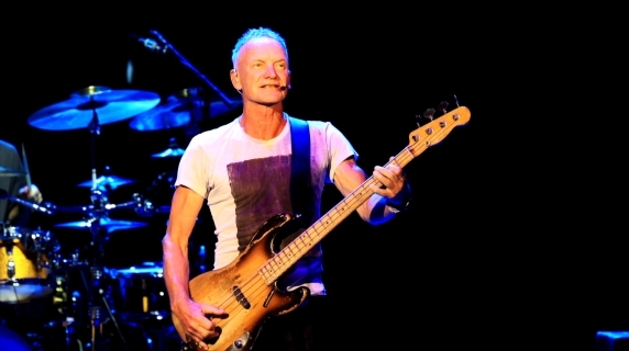 Sting at the Auditorium for the Roma Summer Fest: at 74 he enchants the audience with historic songs (including those by the Police)