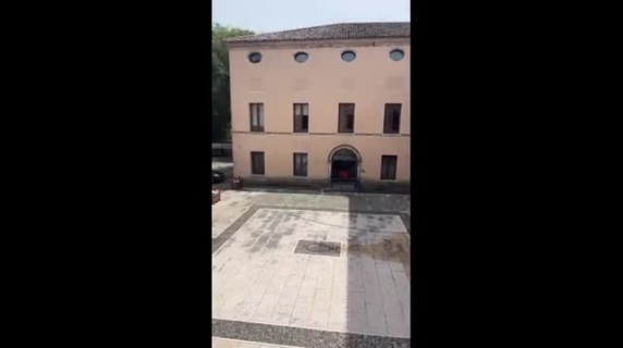 The mayor of Treviso cleans the town hall with a pressure washer: the video goes viral.