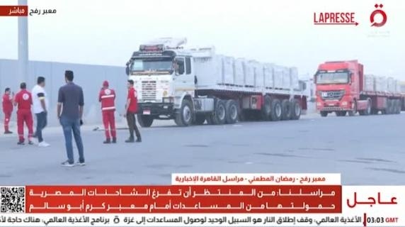 De lange rij vrachtwagens met humanitaire hulp: dit is het beeld bij de Kerem Shalom-overgang.