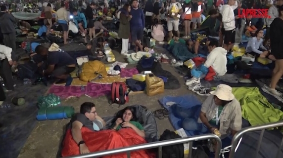 La noche de los fieles, entre canciones y sacos de dormir