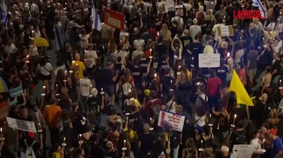 Duizenden mensen protesteren in Tel Aviv tegen de bezetting van Gaza.