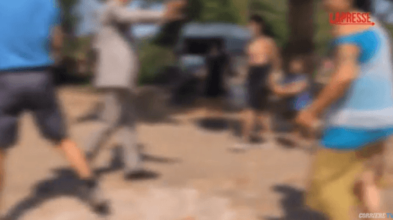 En el campamento gitano de Via Selvanesco los periodistas son insultados: "¡Fuera de aquí!"