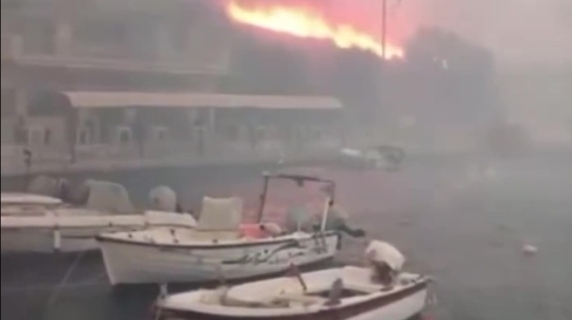 Vuur en angst teisteren het eiland Chios, waar de brand wordt geëvacueerd. Video van de brand.