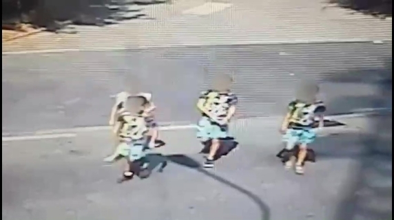 Los niños que atropellaron a la anciana fueron captados por cámaras de vigilancia.