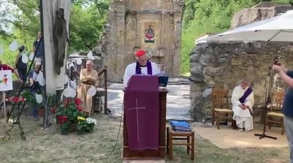 El cardenal Zuppi lee los nombres de los niños palestinos e israelíes asesinados