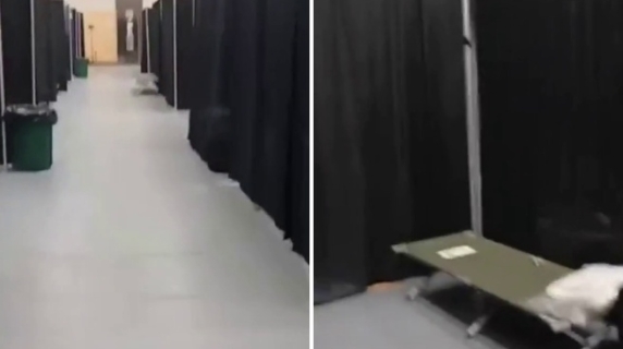 Oteller dolu, Anchorage'da kalan Rus gazetecilerin sadece kamp yatakları var.