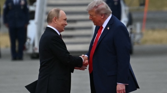 Un apretón de manos en la pista y sonrisas. Luego, Trump y Putin se van en el mismo coche.