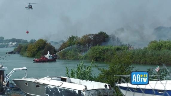 Fiumicino'da bir tersanede yangın: Alevlerin görüntüleri