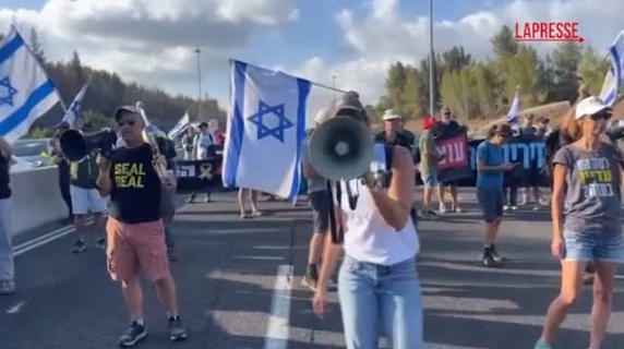 Israel strikes to demand hostage release and protest occupation of Gaza