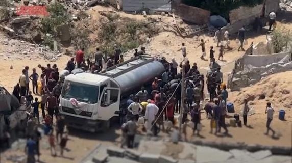 Gaza, in coda per una cisterna d'acqua: la carestia è estrema