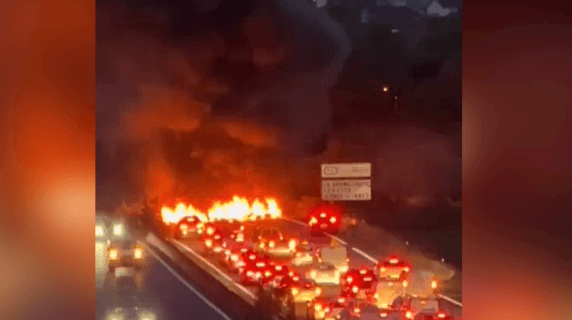 Autoestrada bloqueada em Lyon pelas chamas