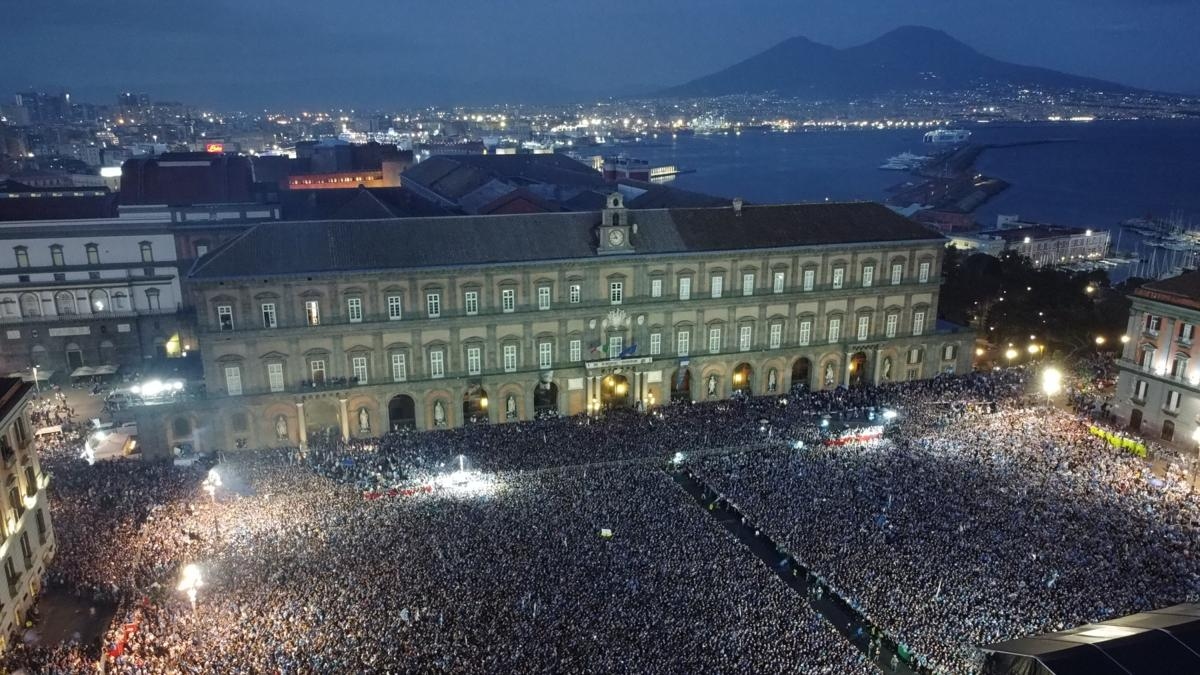 Yes, Naples, it's a party! A night of crazy love in the city of joy: "because who knows when it will happen again"