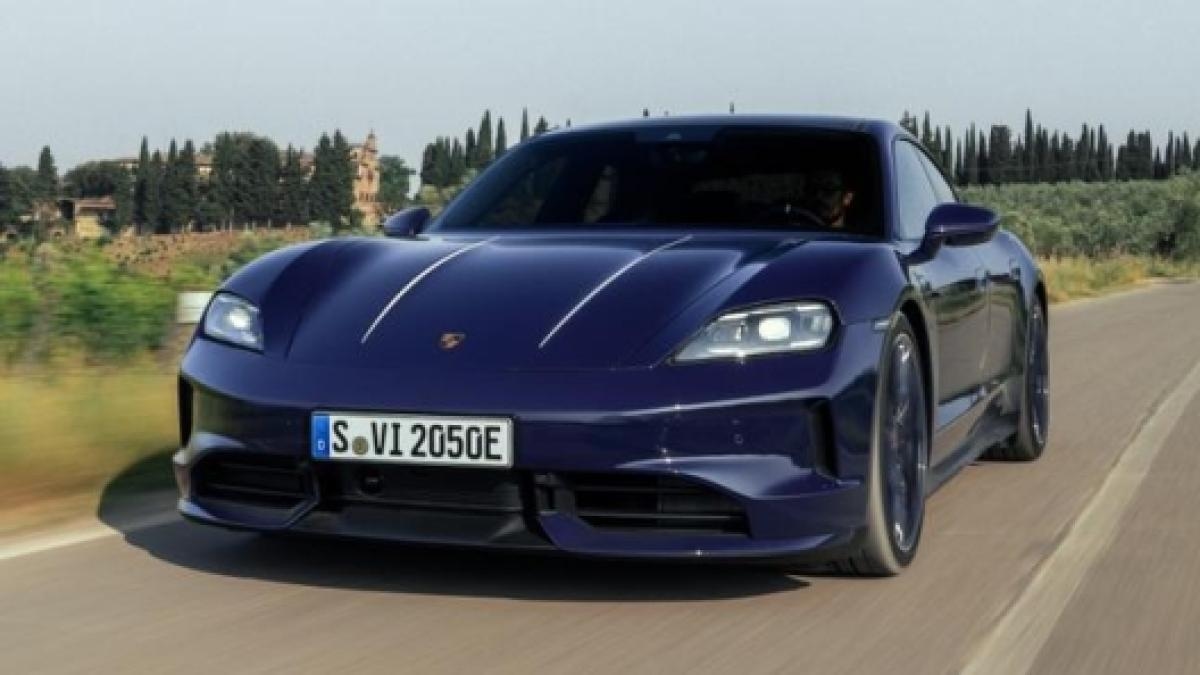 Porsche Italia cumple 40 años: así son los 911 Carrera 4 Gts y el Taycan 4S firmados por Ferragamo