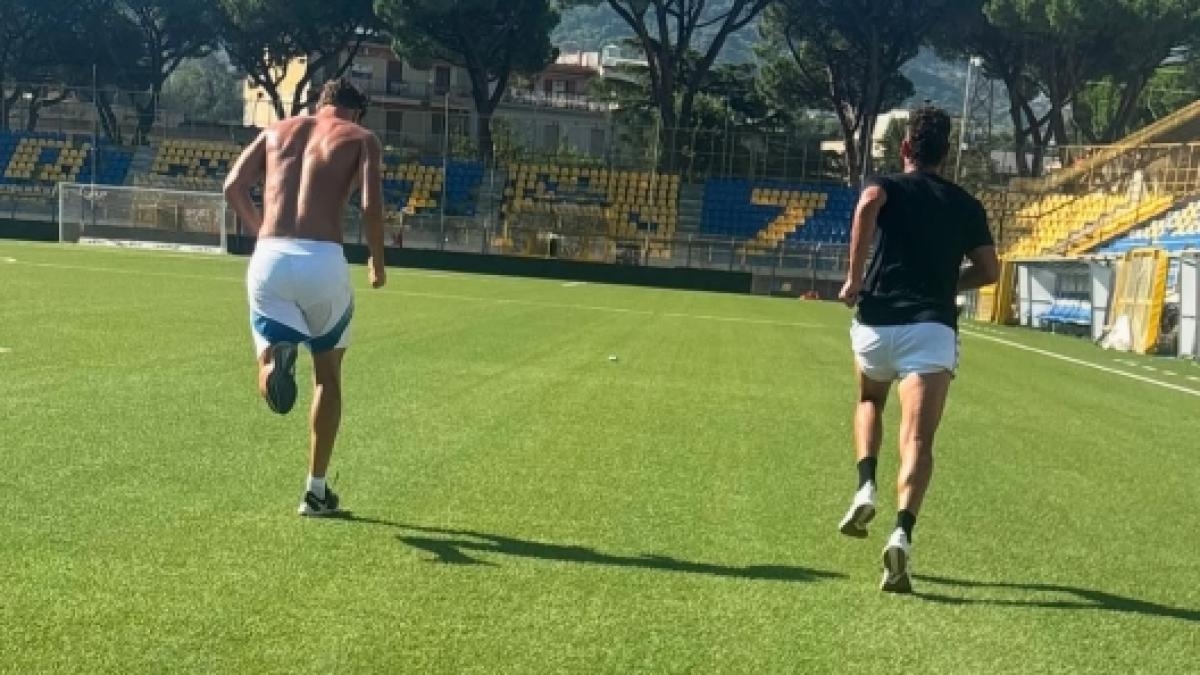 Deniz manzaralı antrenmanlar ve sahada top sürme, şehre bağışlandı: Pio Esposito, memleketi Castellammare'de.