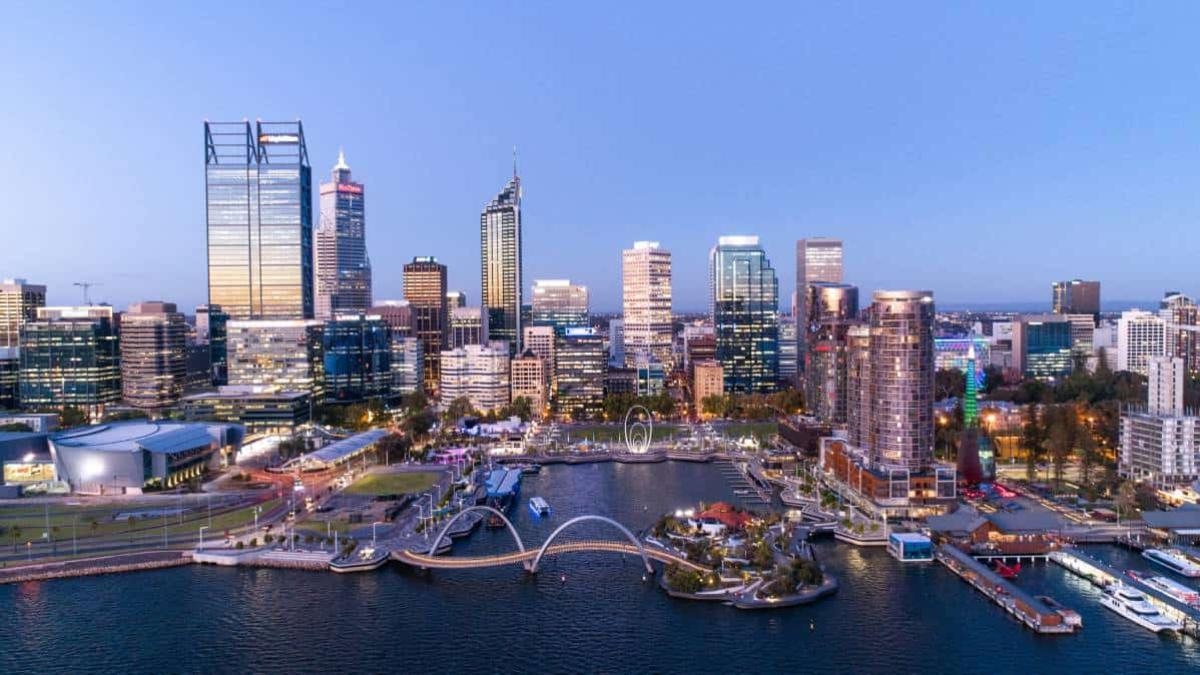 Viaggio di 24 ore, biglietto da 1.200 euro e... Sinner: come sarebbe Milan-Como a Perth