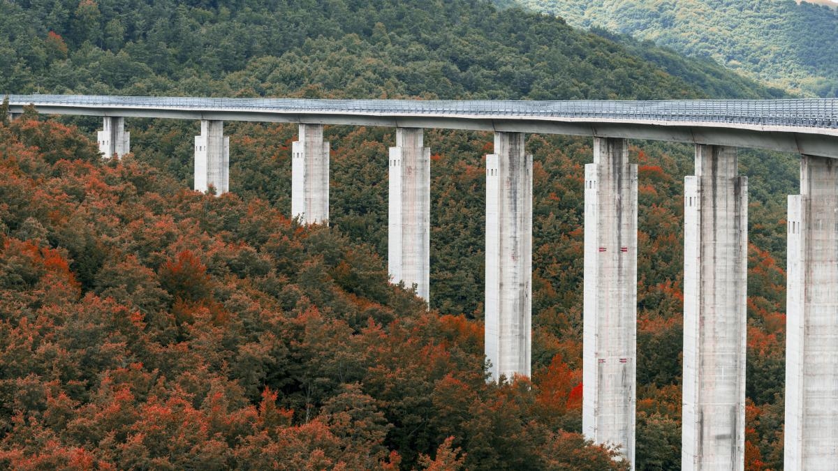 Recordbrekende Italiaanse grote werken: bruggen, luchthavens, tunnels, snelwegen, spoorwegen en stations